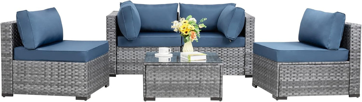 Shintenchi Sofá modular de 5 piezas para patio al aire libre, juegos de muebles de mimbre de polietileno gris plateado con cojines lavables y mesa auxiliar de cristal para jardín, piscina, patio trasero (azul egeo)