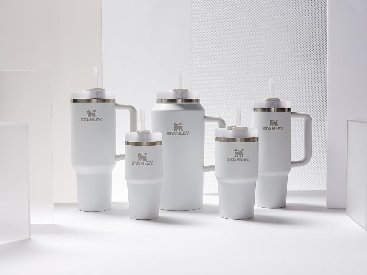 Vaso aislado con tapa y popote para agua té helado o café