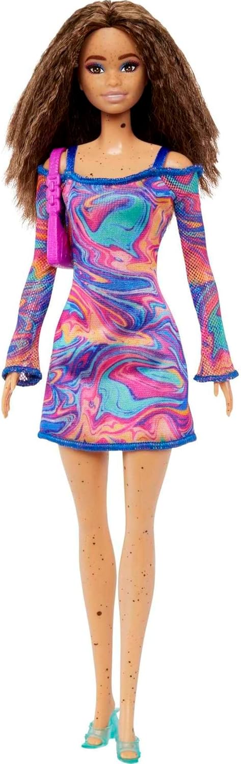 Barbie Fashionistas Muñeca #206 con cabello rizado y pecas