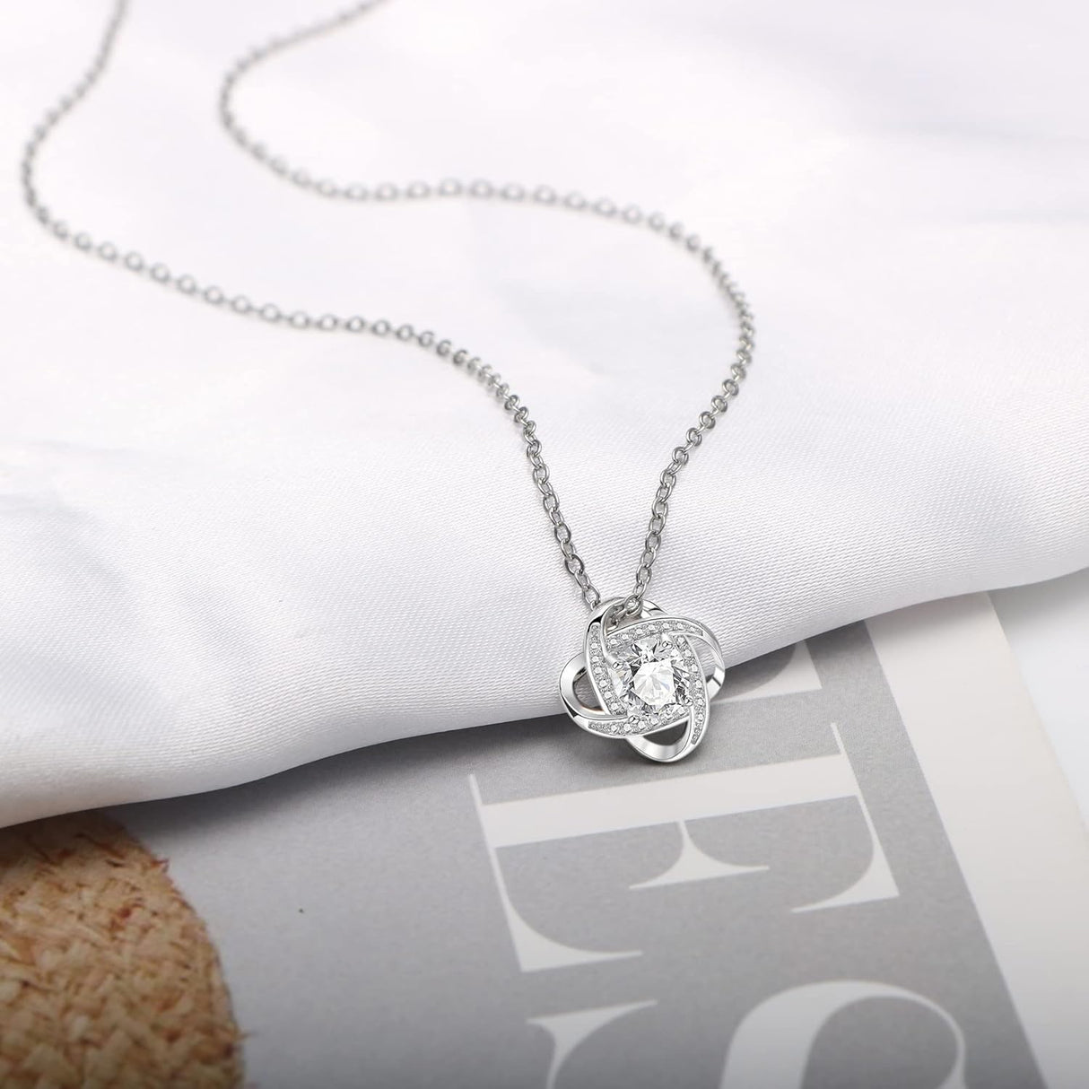 Collar de nudo de amor de circonita cúbica para mujer