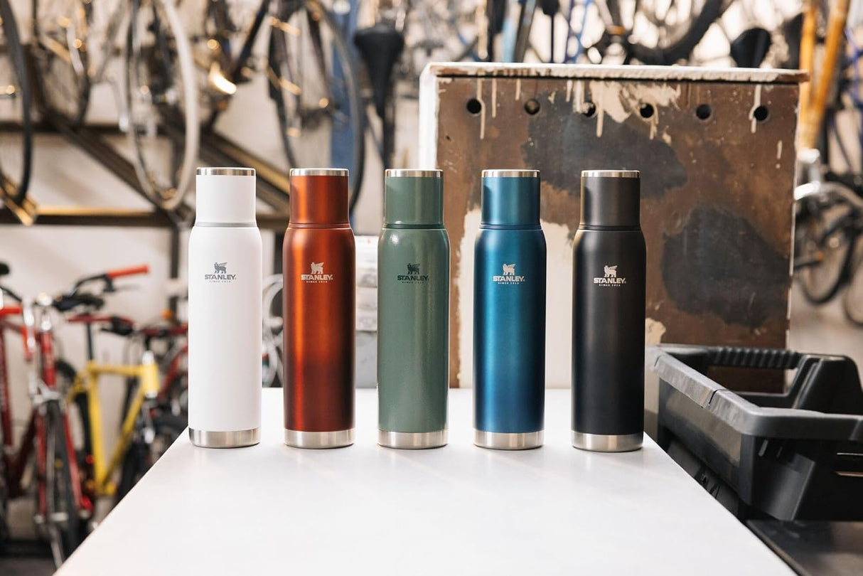 Vaso de viaje aislado Adventure to Go.