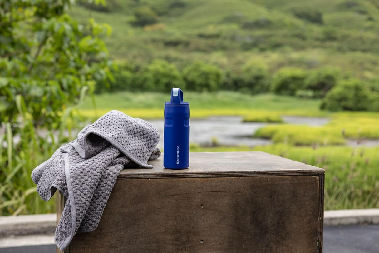 Botella de agua con tapa IceFlow™ y asa