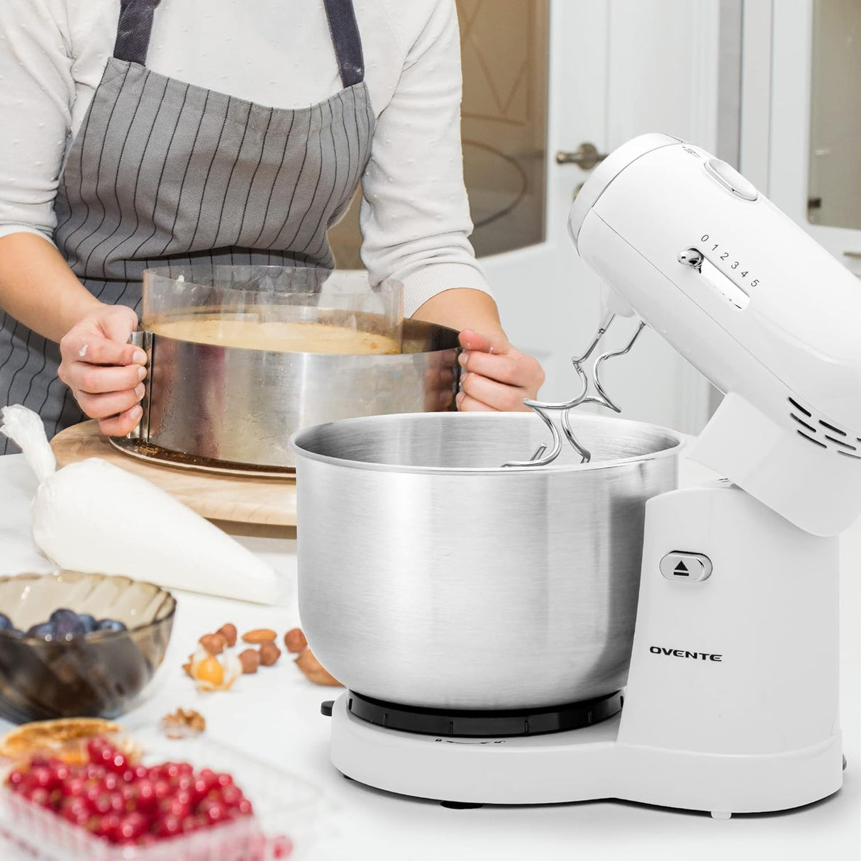 Batidora de pie OVENTE 3.5L, 5 velocidades, 250W SM680W