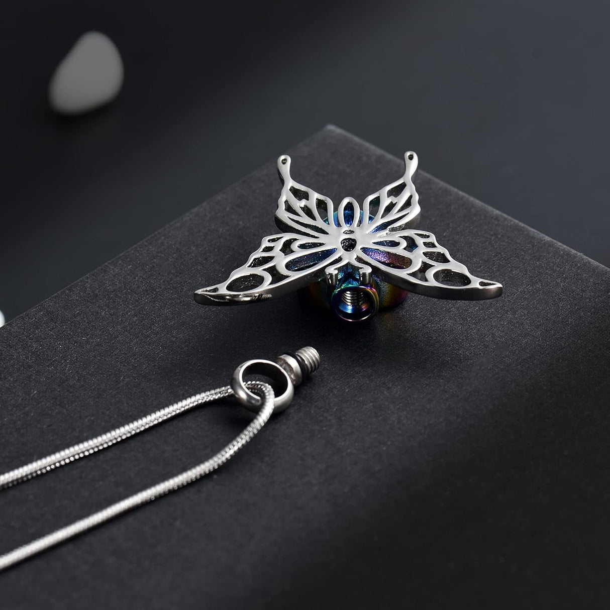 Collar de urna de cremación con alas de mariposa