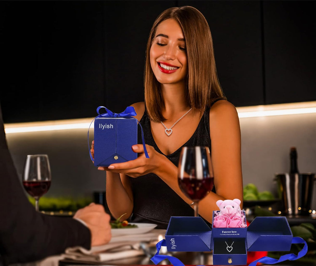 caja de regalo de oso con collares de corazón