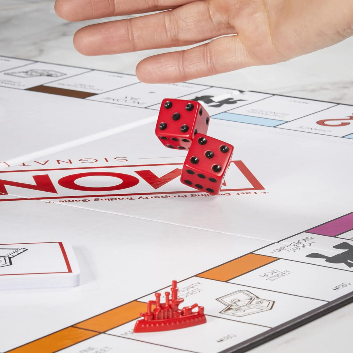 Juego de Mesa Monopoly Signature, 2-6 Jugadores, Edición Familiar