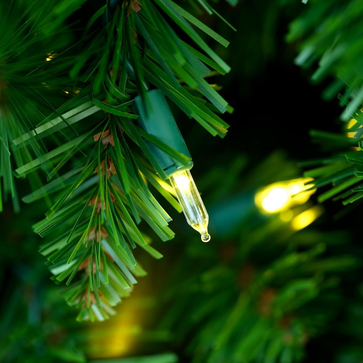 Árbol de Navidad YULETIME 6.5ft Preiluminado con luces LED