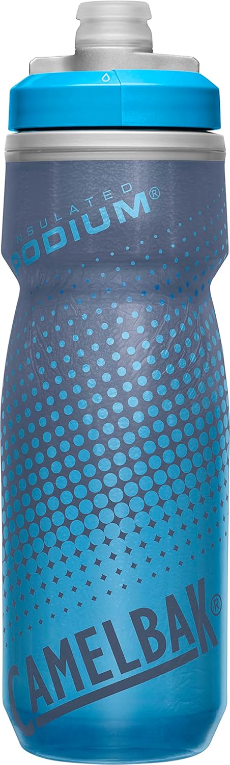 CamelBak Podium Chill Botella de agua aislada para bicicleta, botella fácil de apretar, se adapta a la mayoría de jaulas de bicicleta, 21 onzas, punto azul