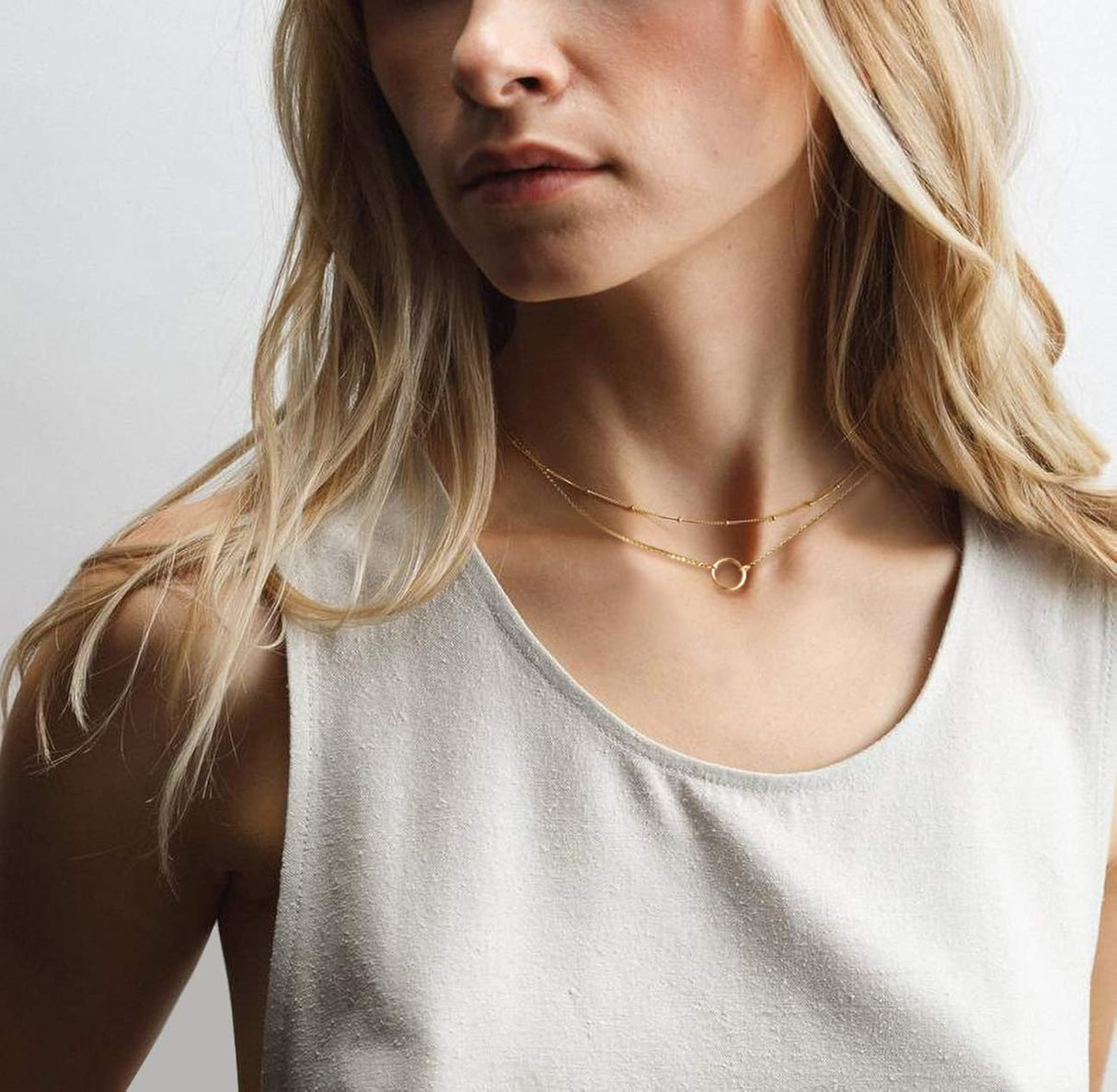 Collar con dije en forma de corazón en niveles delicado