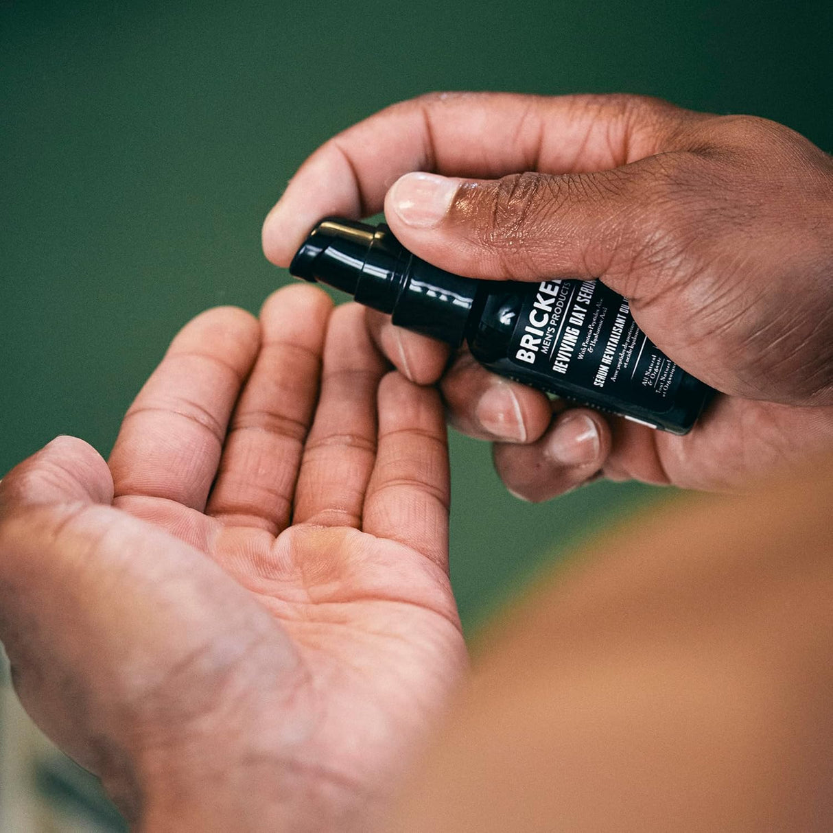 Suero hialurónico antienvejecimiento para hombre Brickell