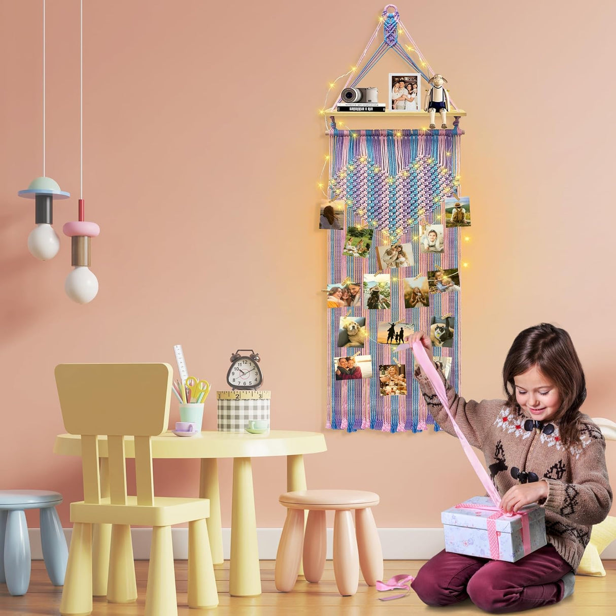 Decoración Boho para Habitación: Estantes Colgantes y Fotos