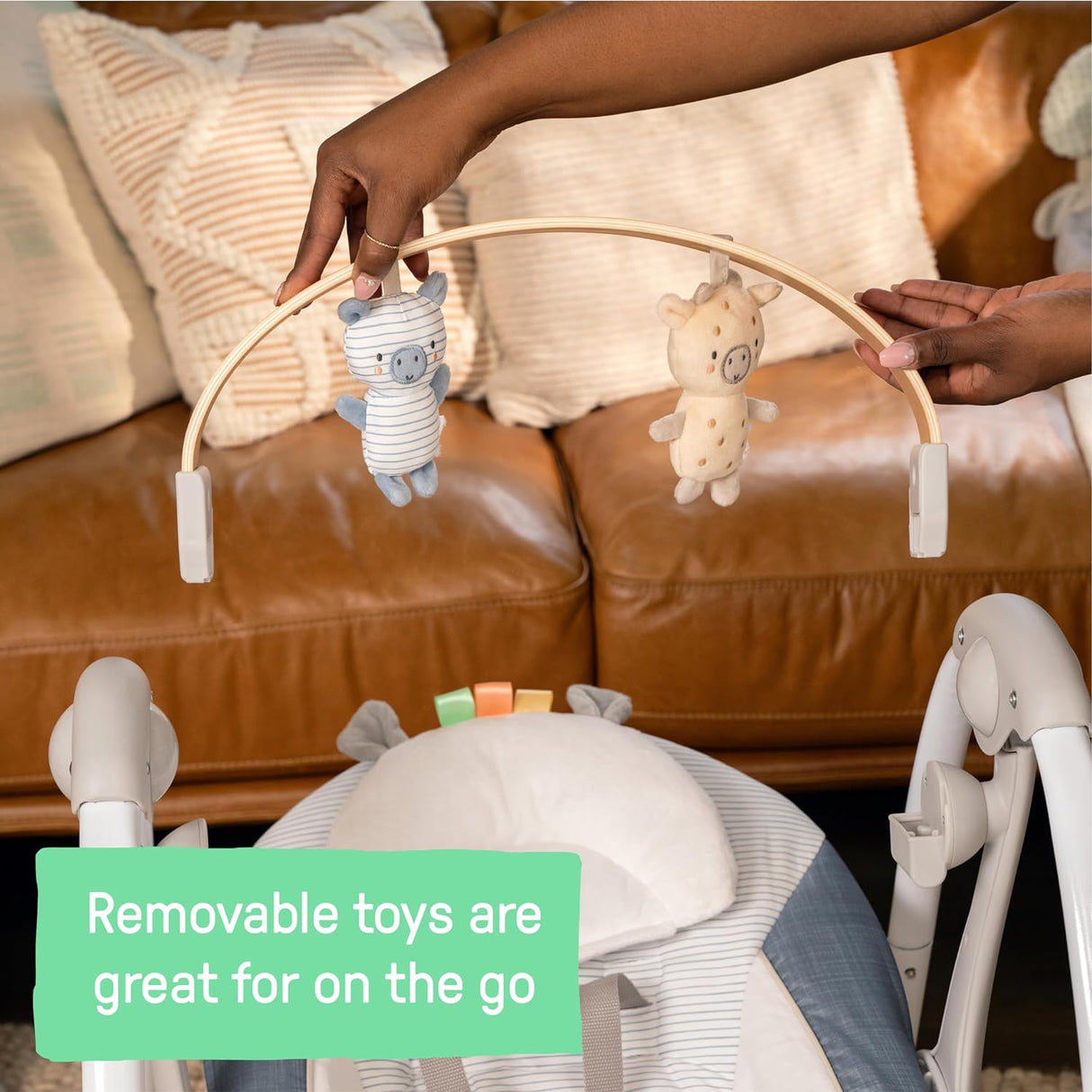 Ingenuity Swing n Go - Columpio portátil, barra de juguete de madera extraíble de origen sostenible, 5 velocidades, para edades de 0 a 9 meses, hasta 20 libras, color cambray