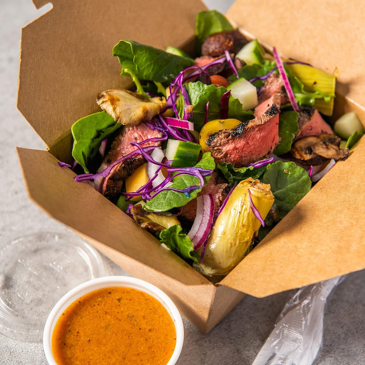 French's Stone Ground Dijon Mustard, 32 onzas, un recipiente de 32 onzas de mostaza Dijon hecha con chardonnay real, perfecto para sándwiches delicatessen, vinagretas, salsas y más