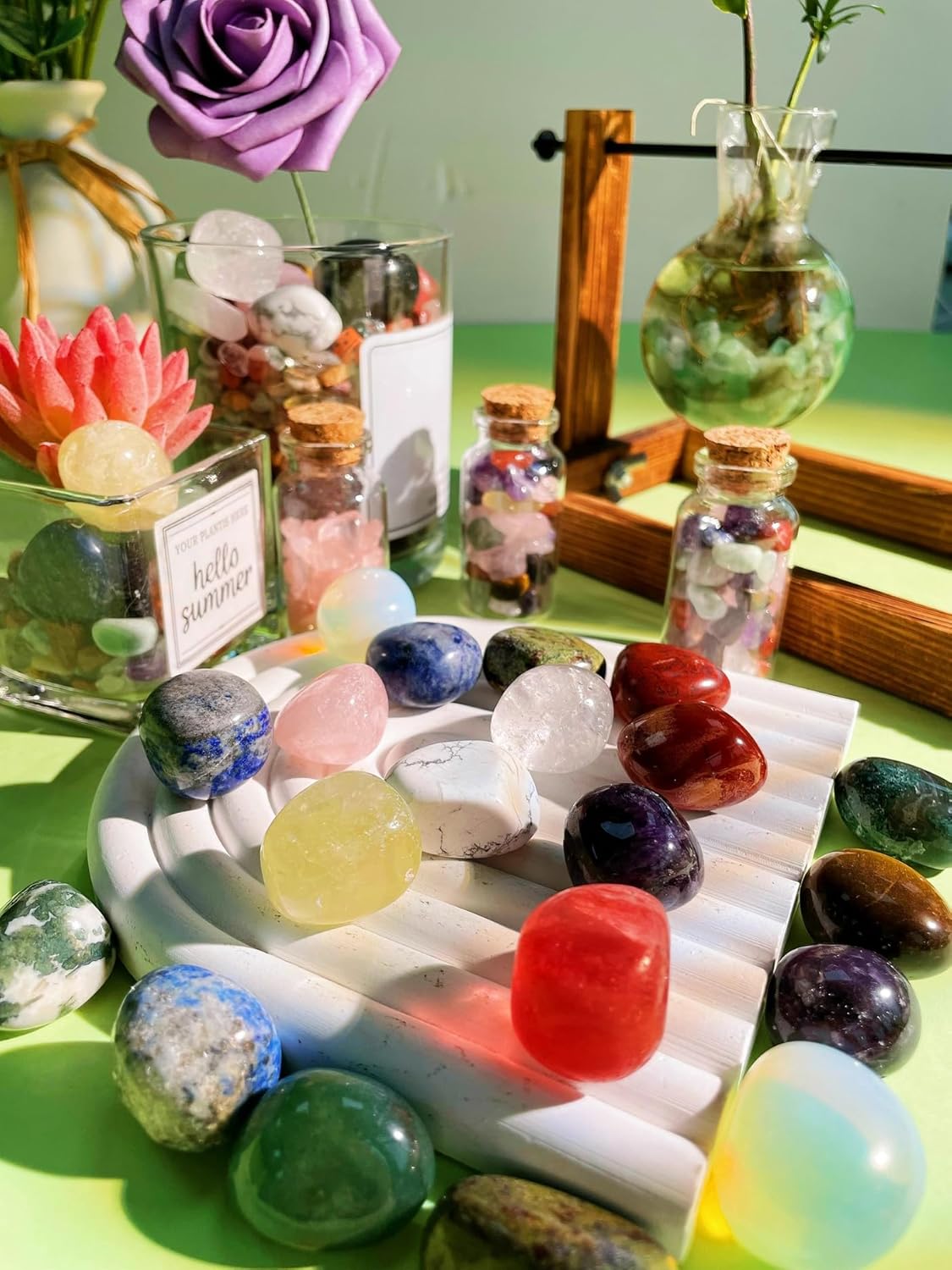 Conjunto de cristales naturales pulidos para decoración y energía.