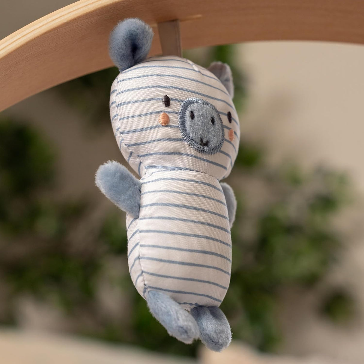 Ingenuity Swing n Go - Columpio portátil, barra de juguete de madera extraíble de origen sostenible, 5 velocidades, para edades de 0 a 9 meses, hasta 20 libras, color cambray