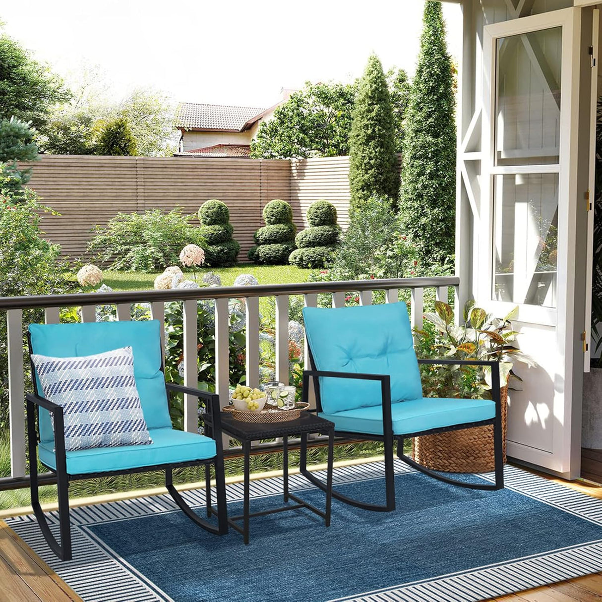 SUNCROWN Juego de 3 piezas de bistró mecedora para exteriores, muebles de mimbre negro, sillas de porche, juegos de conversación con mesa de café de cristal, azul claro