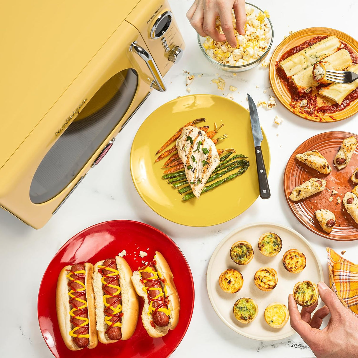 Microondas Compacto Nostalgia NRMO7YW6A, 0.7 Cu. Ft., 700W