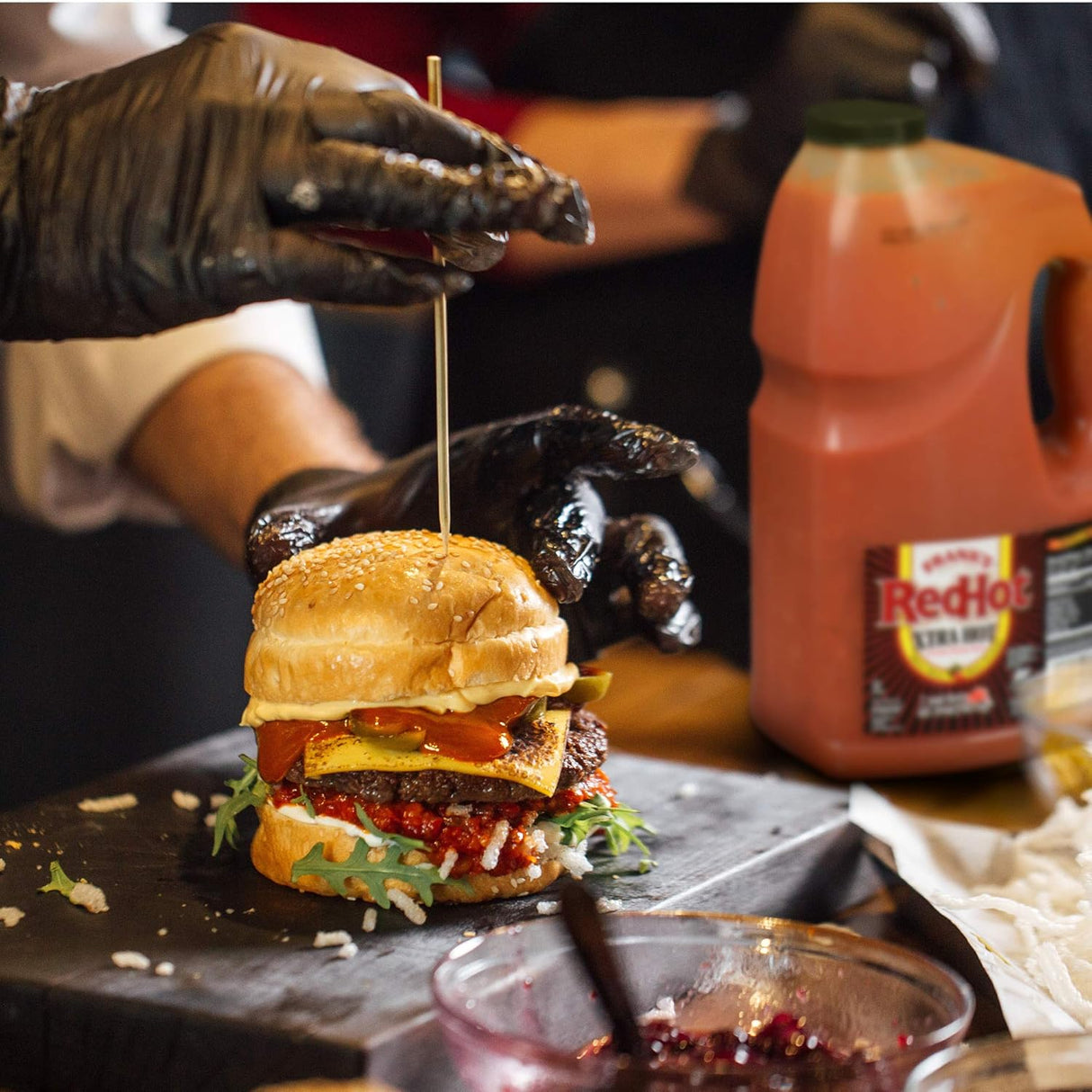 Frank's RedHot Xtra - Salsa picante de pimienta de cayena picante, 1 galón, un galón de salsa picante de pimienta de cayena extra picante con 3 veces el calor, mejor para alas, pizza, acompañamientos, aperitivos, bocados de bar y más