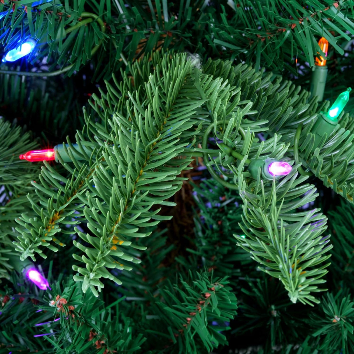 Árbol de Navidad YULETIME 6.5ft Preiluminado con luces LED