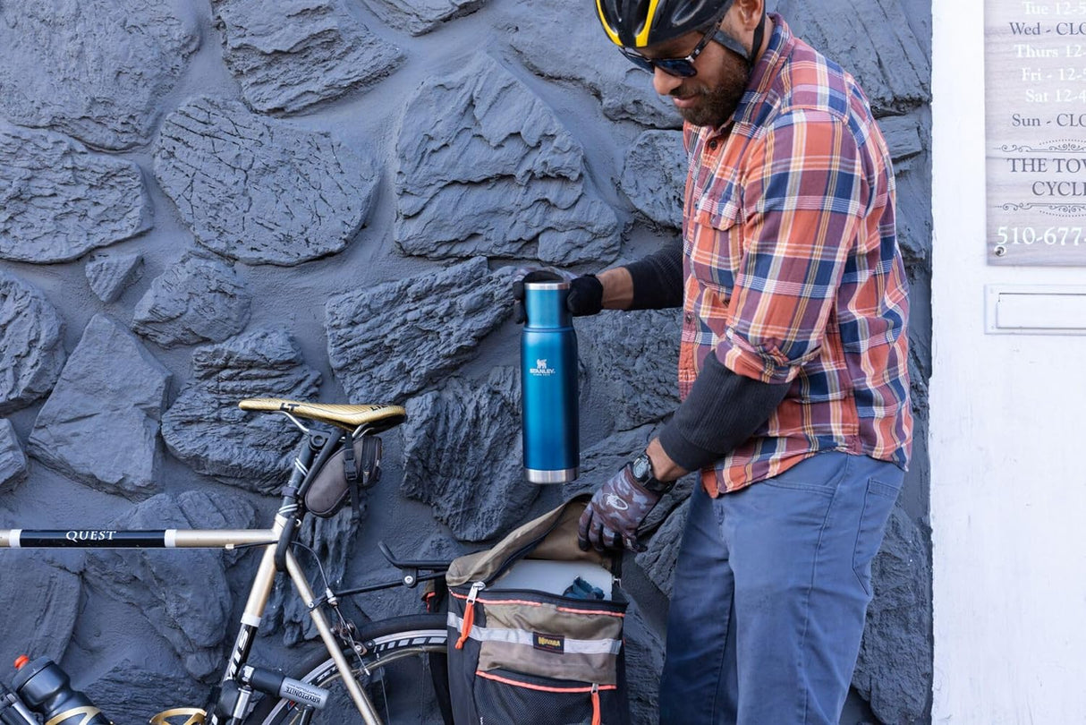 Vaso de viaje aislado Adventure to Go.