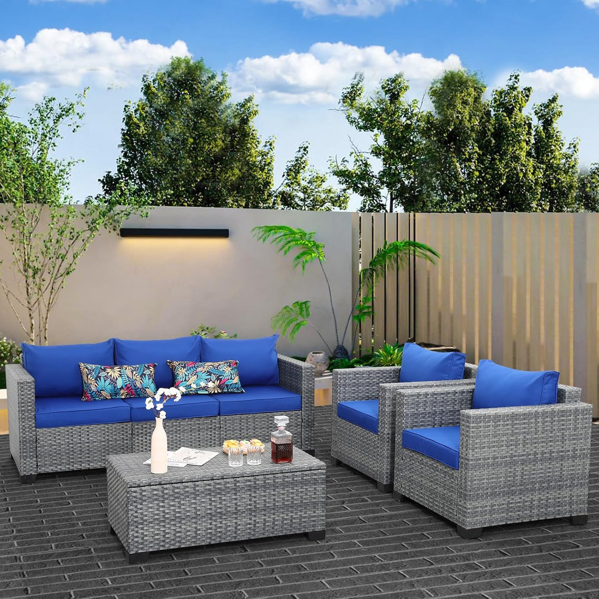 Lviden Juego de muebles de mimbre para patio de 4 piezas, juego de conversación al aire libre, sofá seccional de ratán de polietileno con mesa de almacenamiento y cojines azul rey