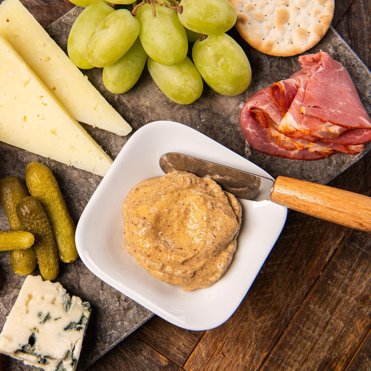 French's Stone Ground Dijon Mustard, 32 onzas, un recipiente de 32 onzas de mostaza Dijon hecha con chardonnay real, perfecto para sándwiches delicatessen, vinagretas, salsas y más