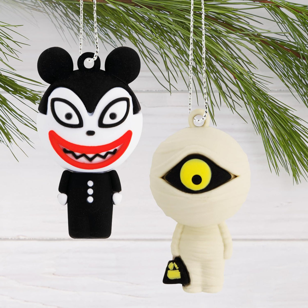 Mini árbol de Navidad Hallmark con 12 adornos de pesadilla