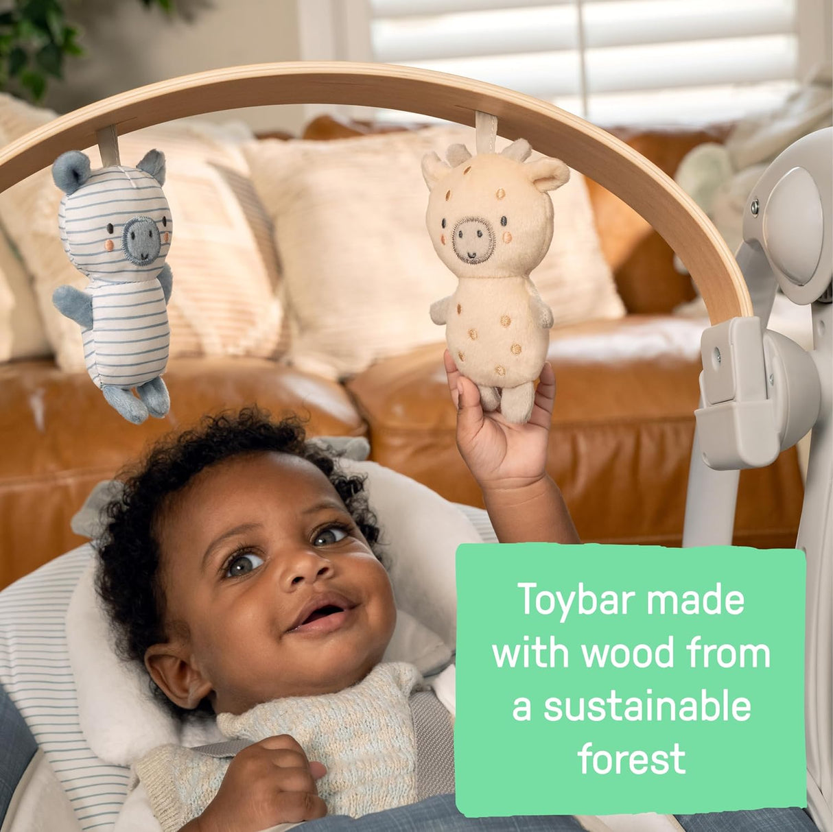 Ingenuity Swing n Go - Columpio portátil, barra de juguete de madera extraíble de origen sostenible, 5 velocidades, para edades de 0 a 9 meses, hasta 20 libras, color cambray