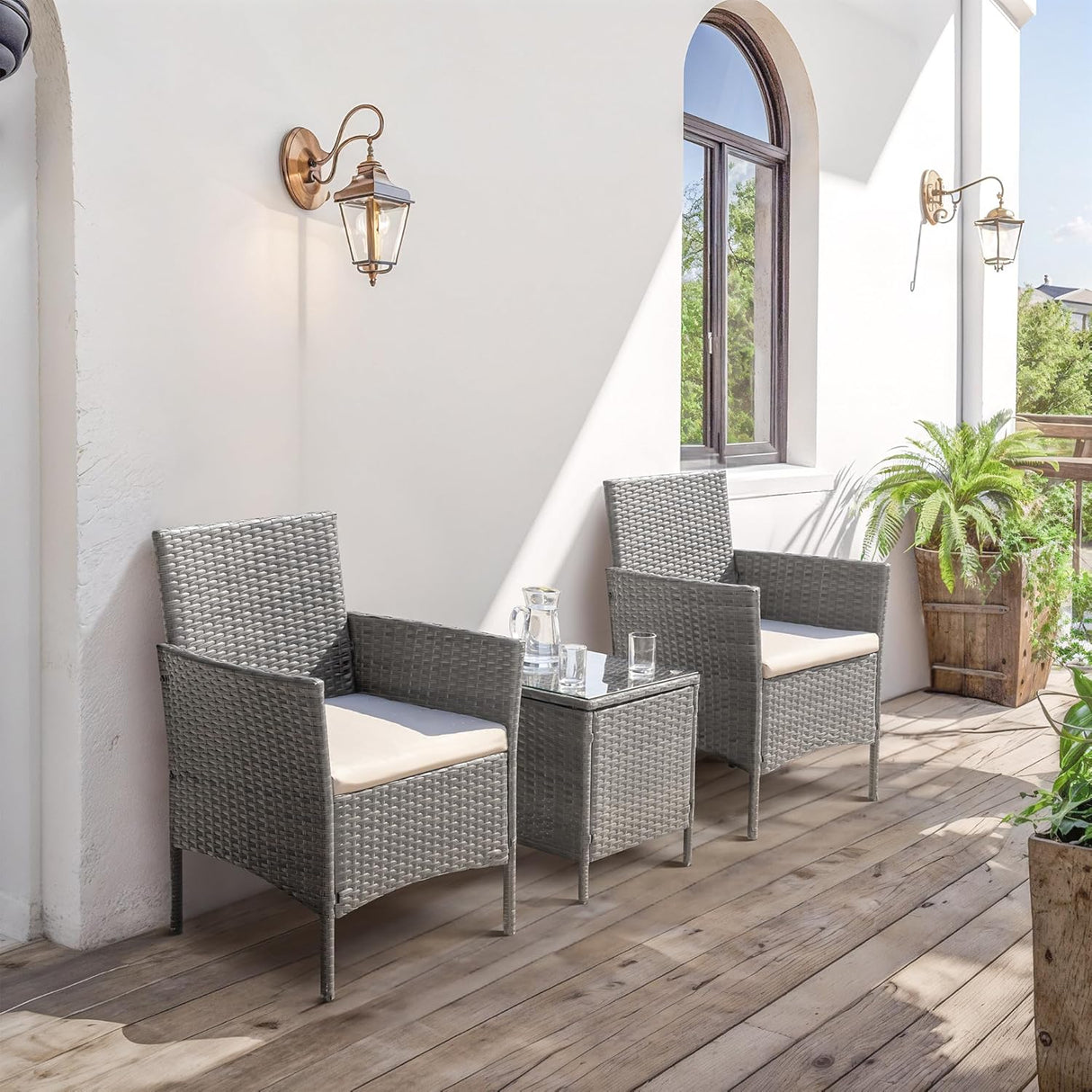 Flamaker Juego de muebles de patio de 3 piezas de ratán para todo tipo de clima, sillas de patio con mesa de vidrio templado para porche, bistró y balcón (gris/crema)