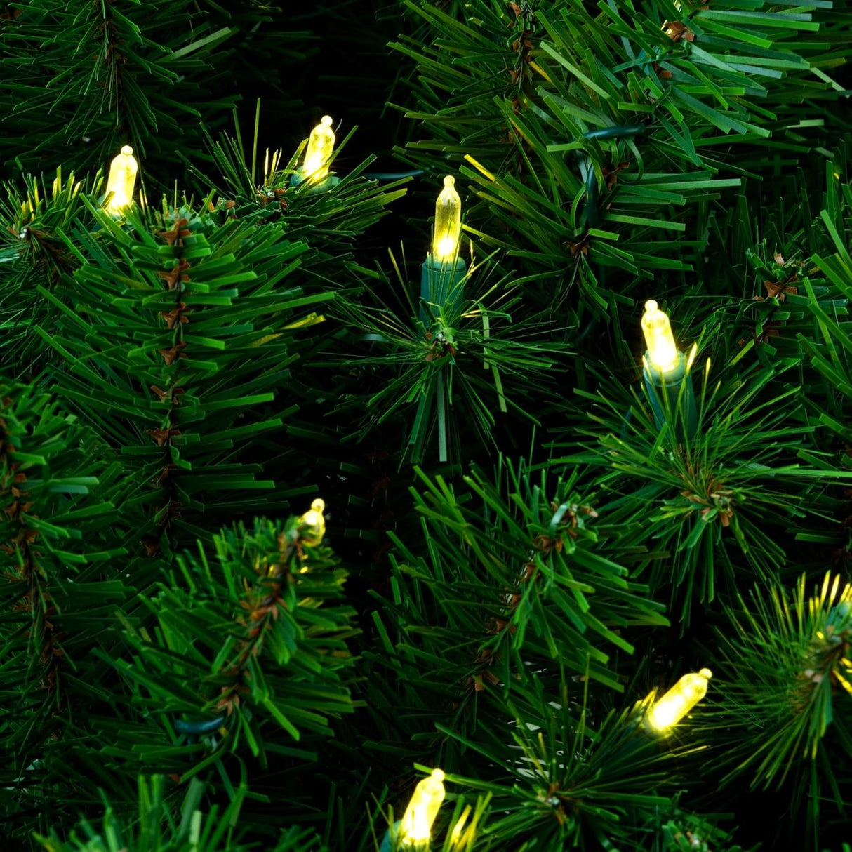 Árbol de Navidad YULETIME 6.5ft Preiluminado con luces LED