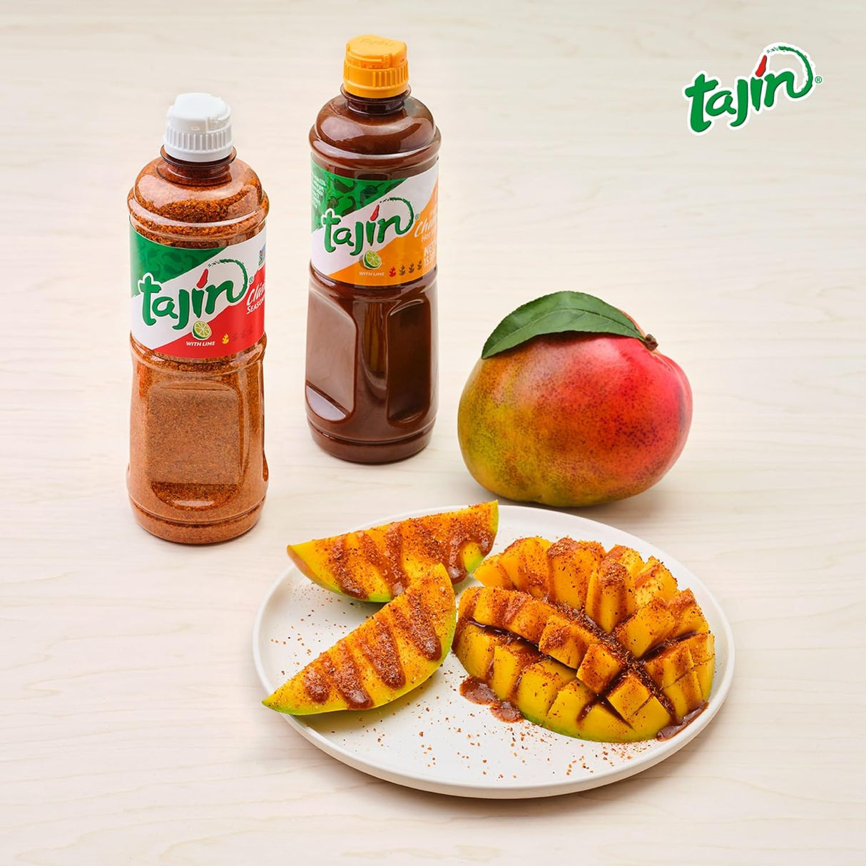 Condimento Tajín Clásico 14oz y Salsa Fruity Chamoy 15.38oz