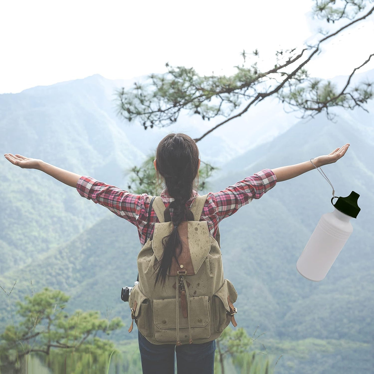 4E's Novelty 12 botellas de agua deportivas a granel (paquete de 12) botellas de agua de plástico reutilizables de 18 onzas, sin BPA, botellas de agua para niños escolares