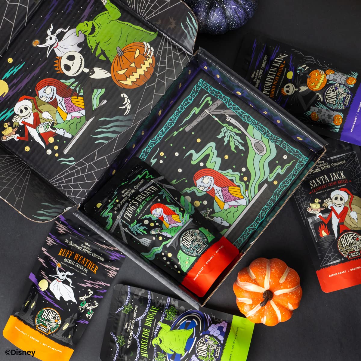 Bones Coffee Company Disney Tim Burton's The Nightmare Before Christmas - Caja de café molido en grano de café molido | Paquete de muestra de 4 onzas, 5 regalos de café gourmet con sabor gourmet bajo