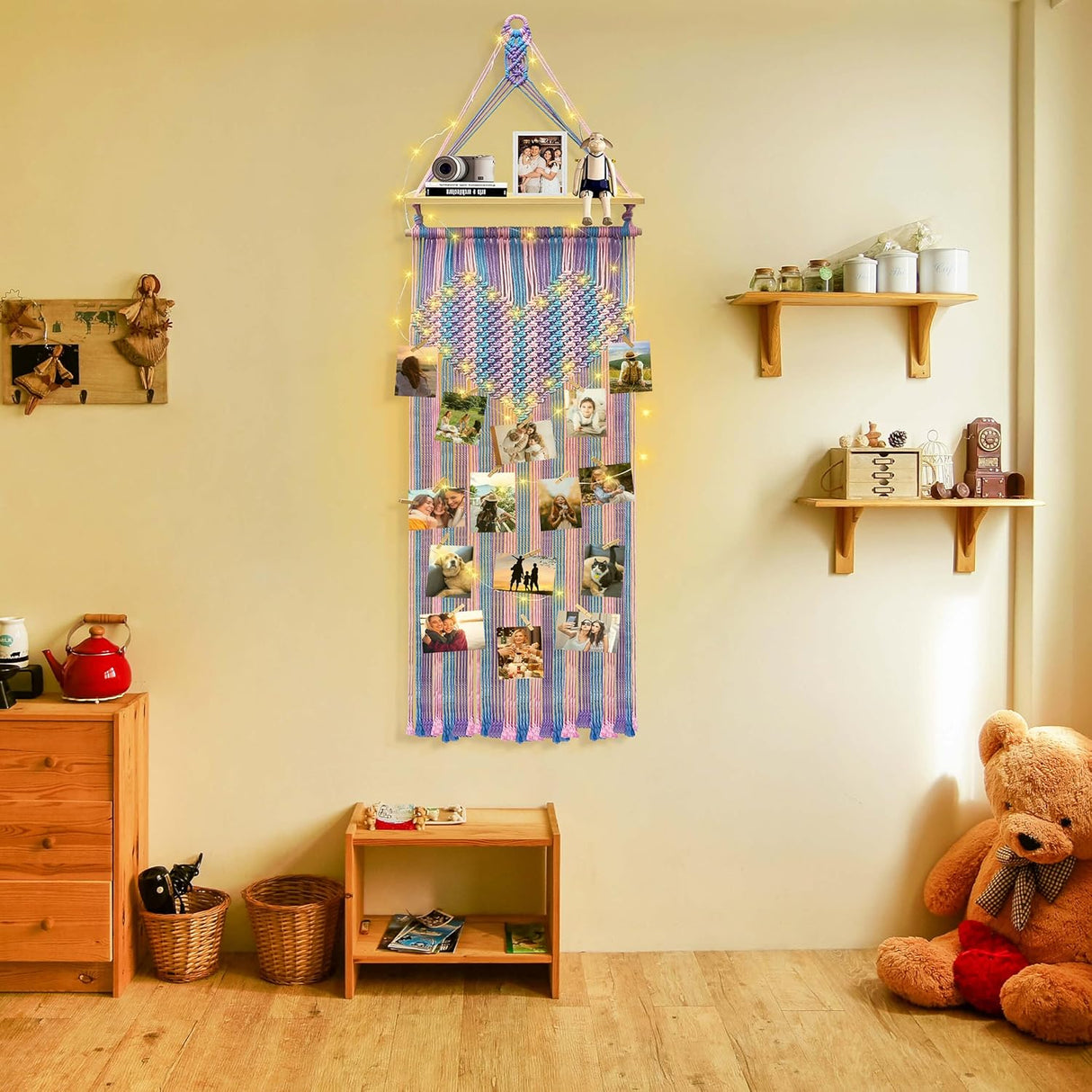 Decoración Boho para Habitación: Estantes Colgantes y Fotos