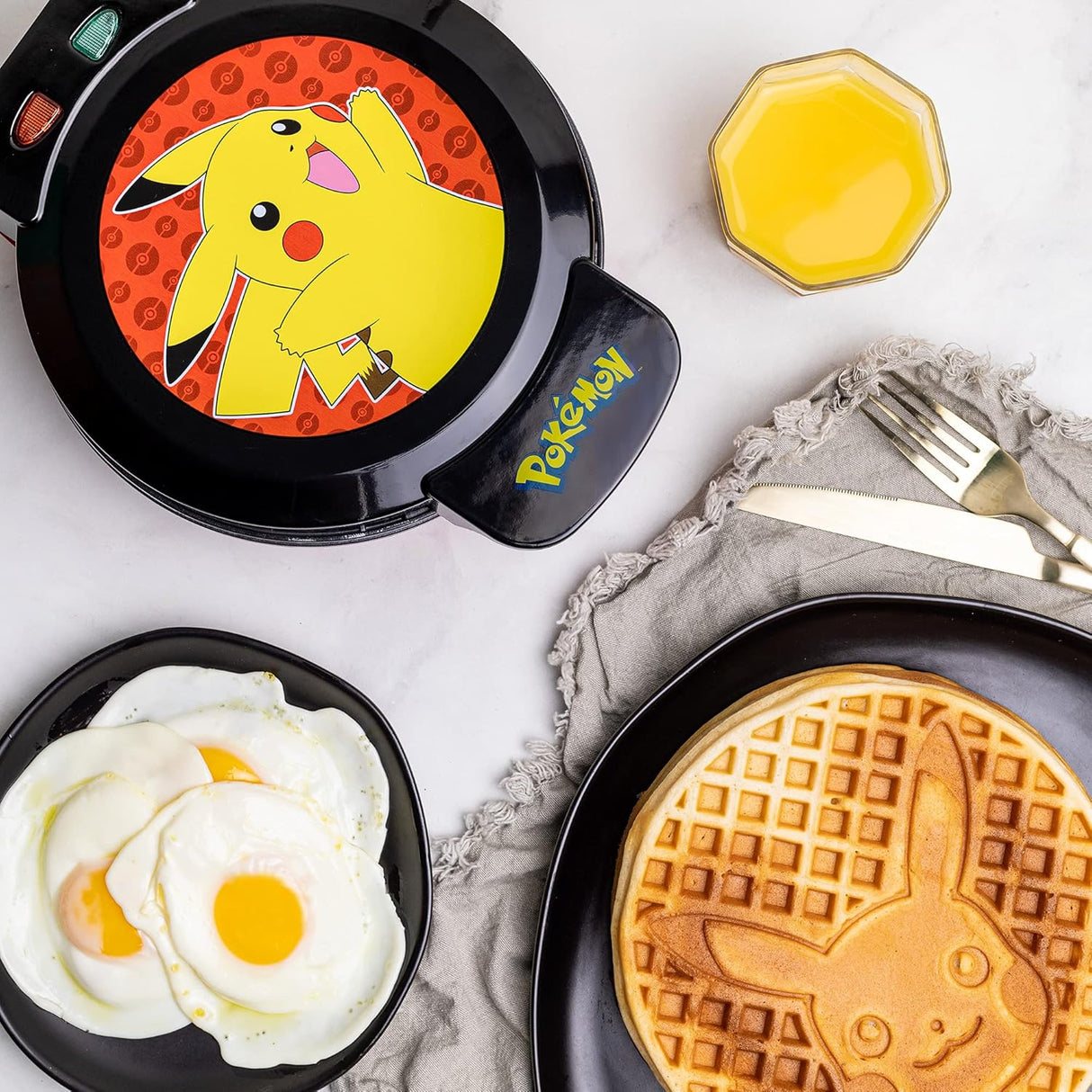 Wafflera Uncanny Brands Pikachu - Haz Waffles Divertidos