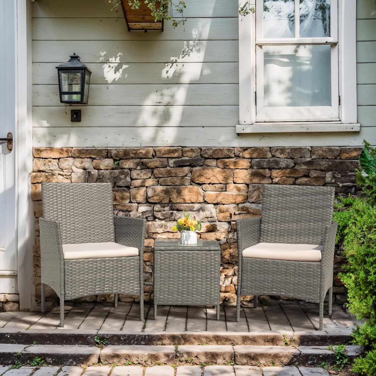 Flamaker Juego de muebles de patio de 3 piezas de ratán para todo tipo de clima, sillas de patio con mesa de vidrio templado para porche, bistró y balcón (gris/crema)