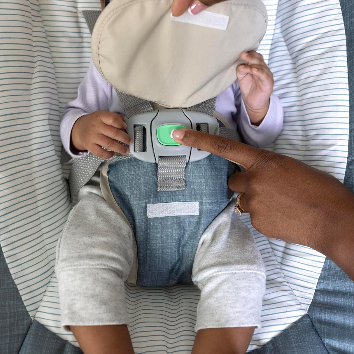 Ingenuity SimpleComfort - Columpio compacto relajante, barra de juguetes giratoria, asiento giratorio, 6 velocidades, para edades de 0 a 9 meses, hasta 20 libras, color cambray