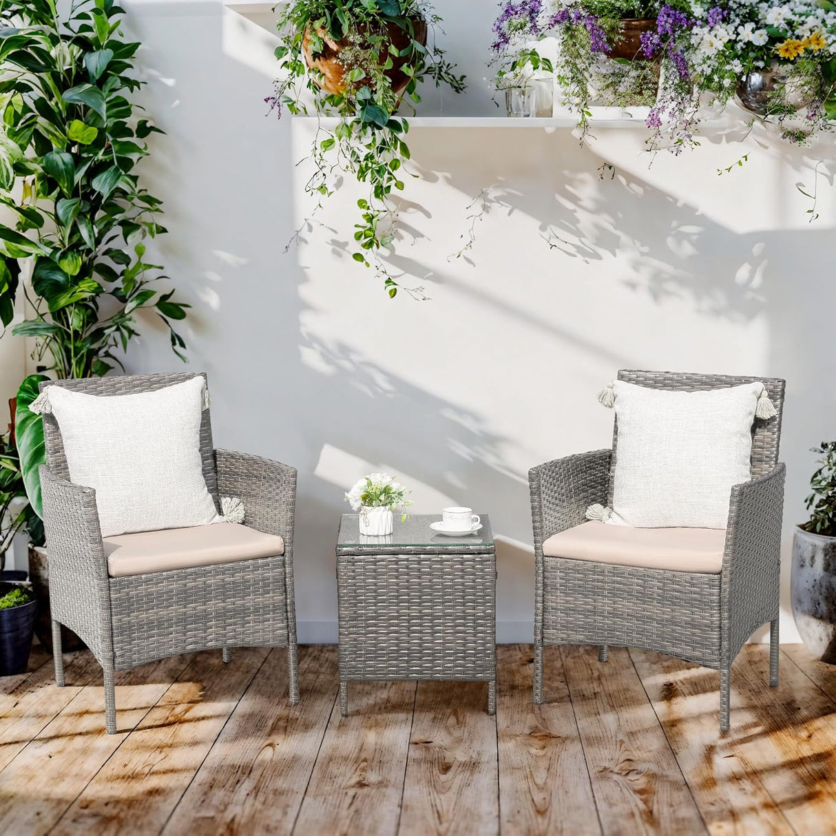 Flamaker Juego de muebles de patio de 3 piezas de ratán para todo tipo de clima, sillas de patio con mesa de vidrio templado para porche, bistró y balcón (gris/crema)