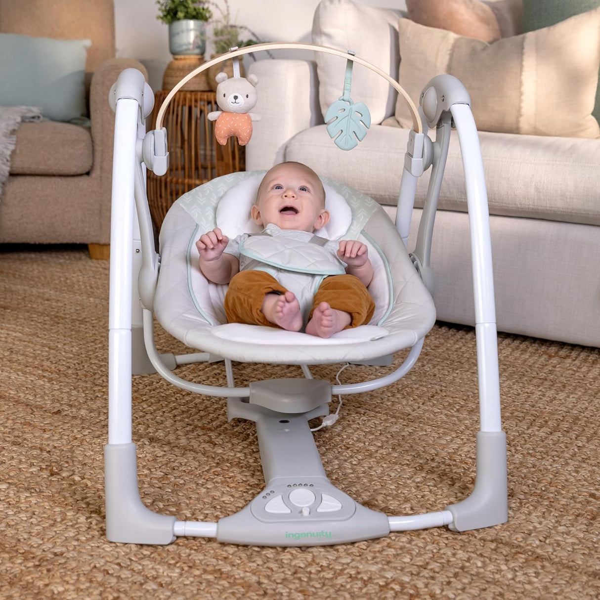 Ingenuity Cozy Spot Swing n Go - Columpio portátil, barra de juguete de madera extraíble y giratoria, 6 velocidades, para edades de 0 a 9 meses, hasta 20 libras