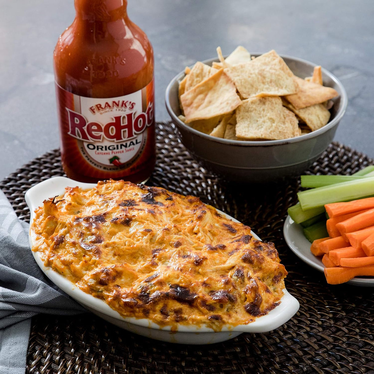 Frank's RedHot Salsa picante original, 23 onzas líquidas (paquete de 12), un paquete de 12 botellas de 23 onzas líquidas de salsa picante original de pimienta de cayena, ideal para mesa