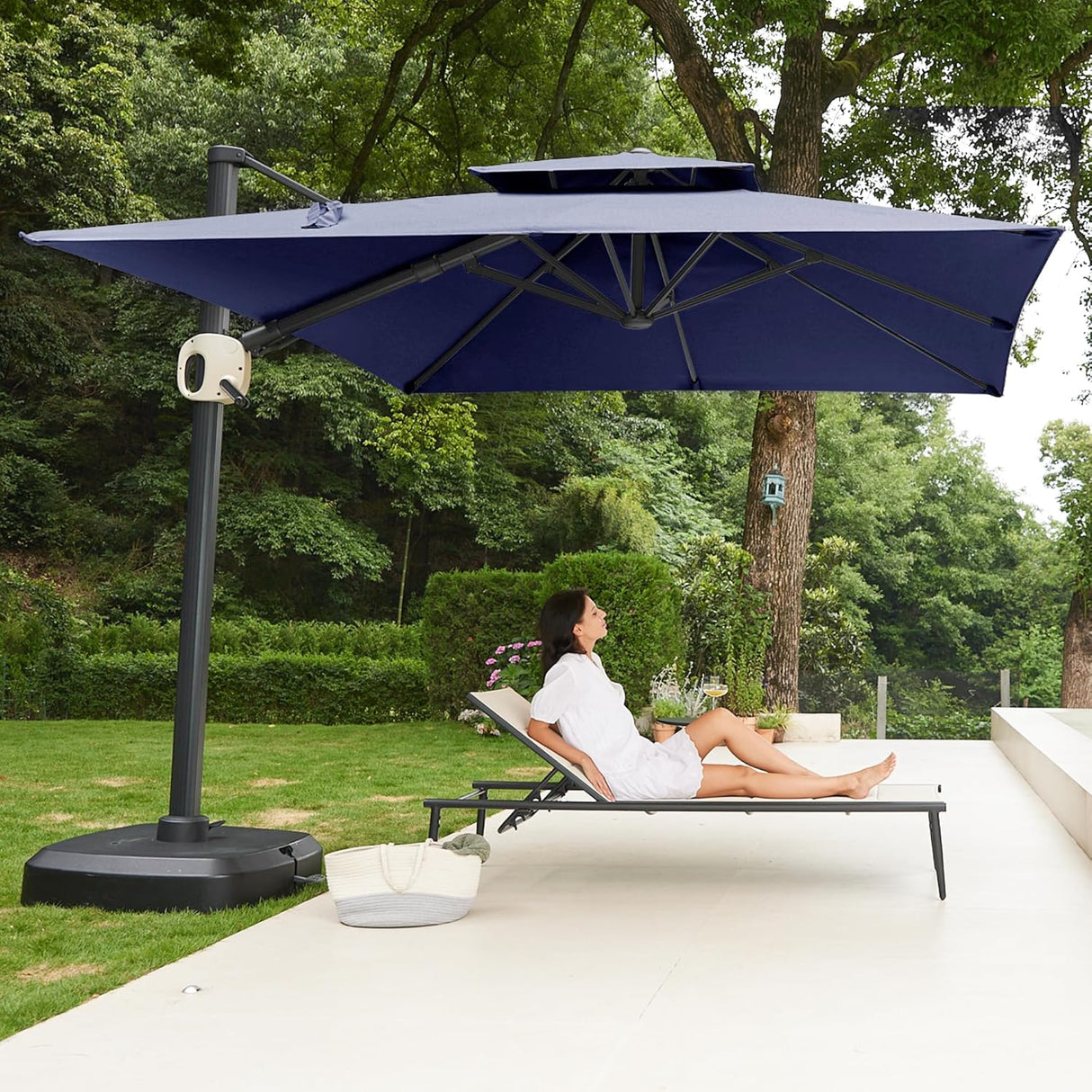 Sombrilla de patio voladiza grande resistente al viento