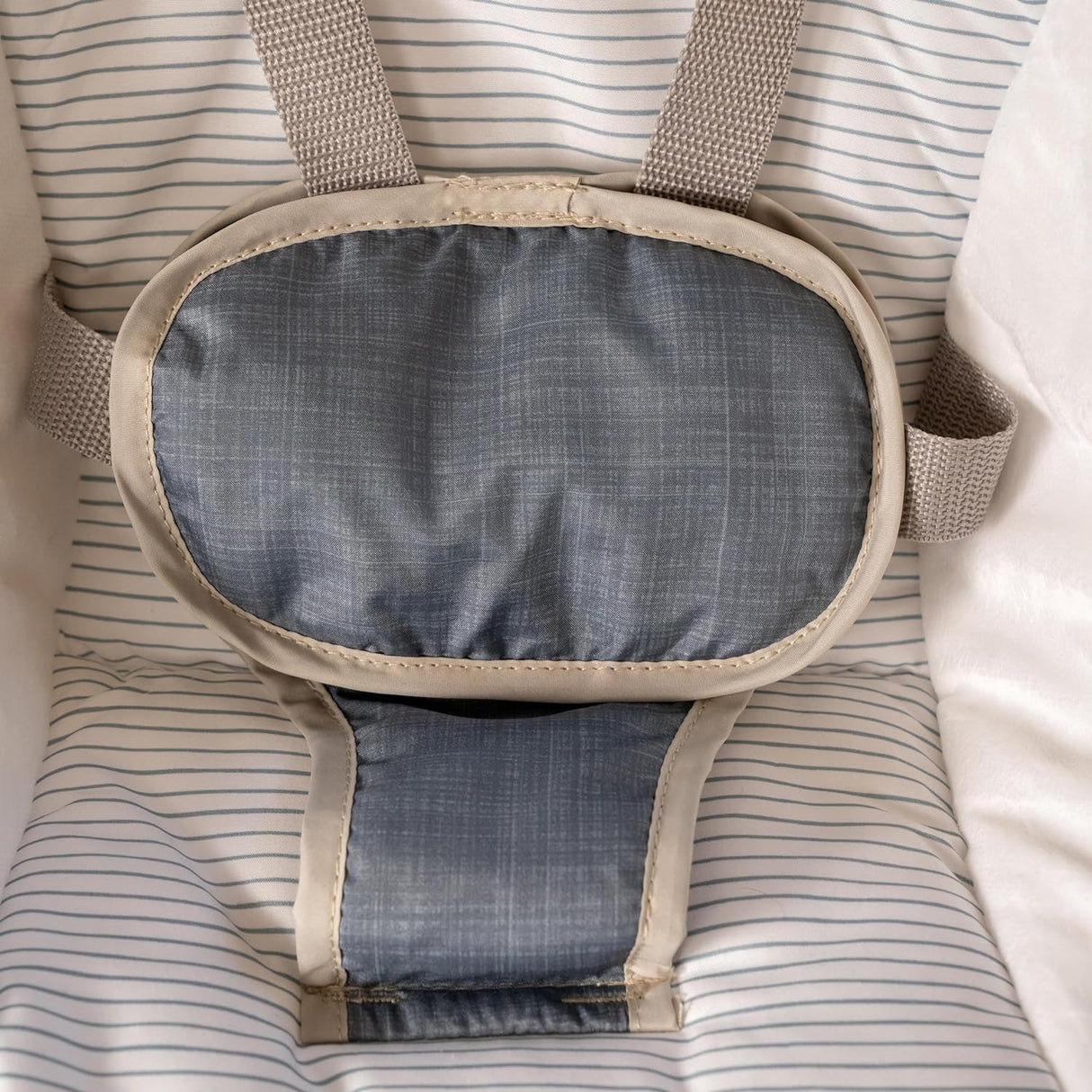 Ingenuity Swing n Go - Columpio portátil, barra de juguete de madera extraíble de origen sostenible, 5 velocidades, para edades de 0 a 9 meses, hasta 20 libras, color cambray