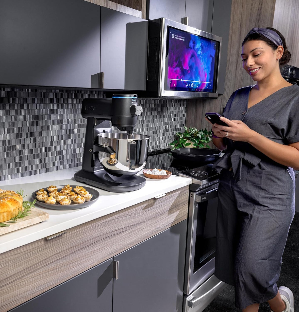 Batidora de pie inteligente GE Profile, 7qt, 11 velocidades