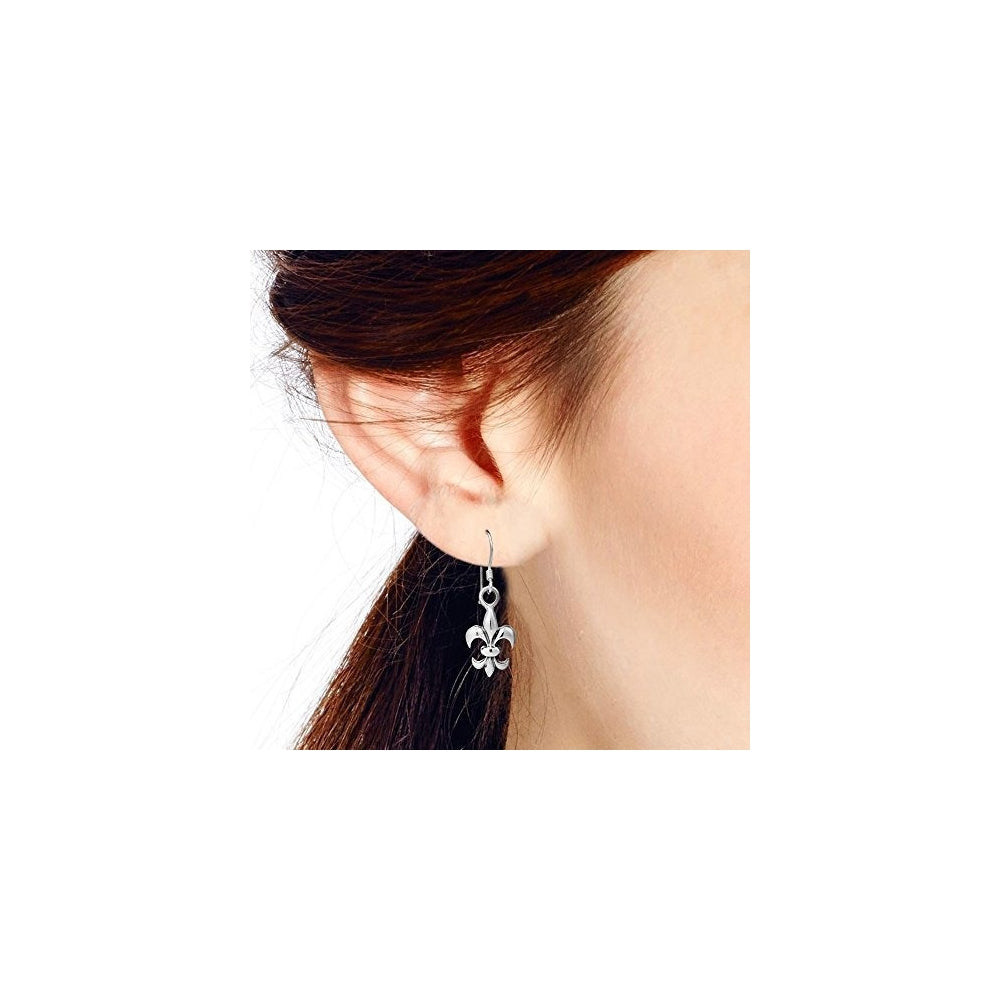 Aretes con diseño de flor de lis