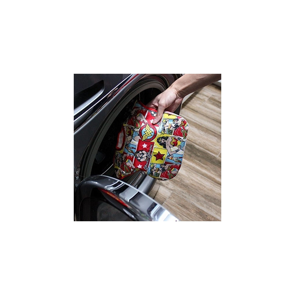 Babero con capa, diseño de DC Comics