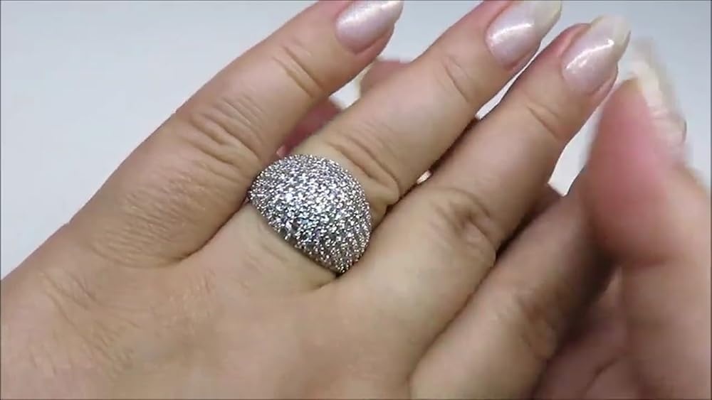 anillo pulido fino, totalmente adornado con circonia cúbica