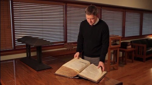 Fuera De La Oscuridad; La Historia De La Biblia Inglesa