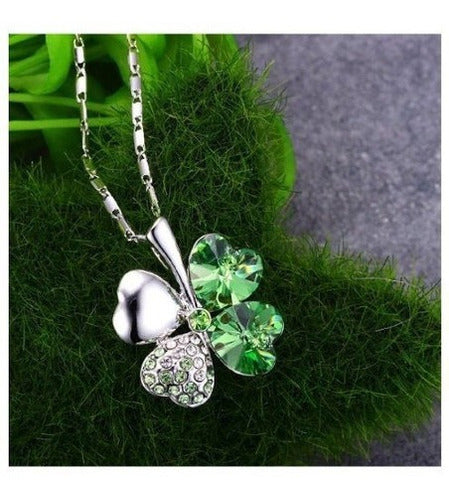 Collar con colgante de trébol de cuatro hojas de cristal