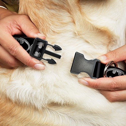 Abroche El Collar De Plástico Negro /plateado Con El Escudo