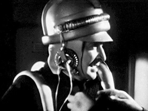 En Invisible Man Walks The City